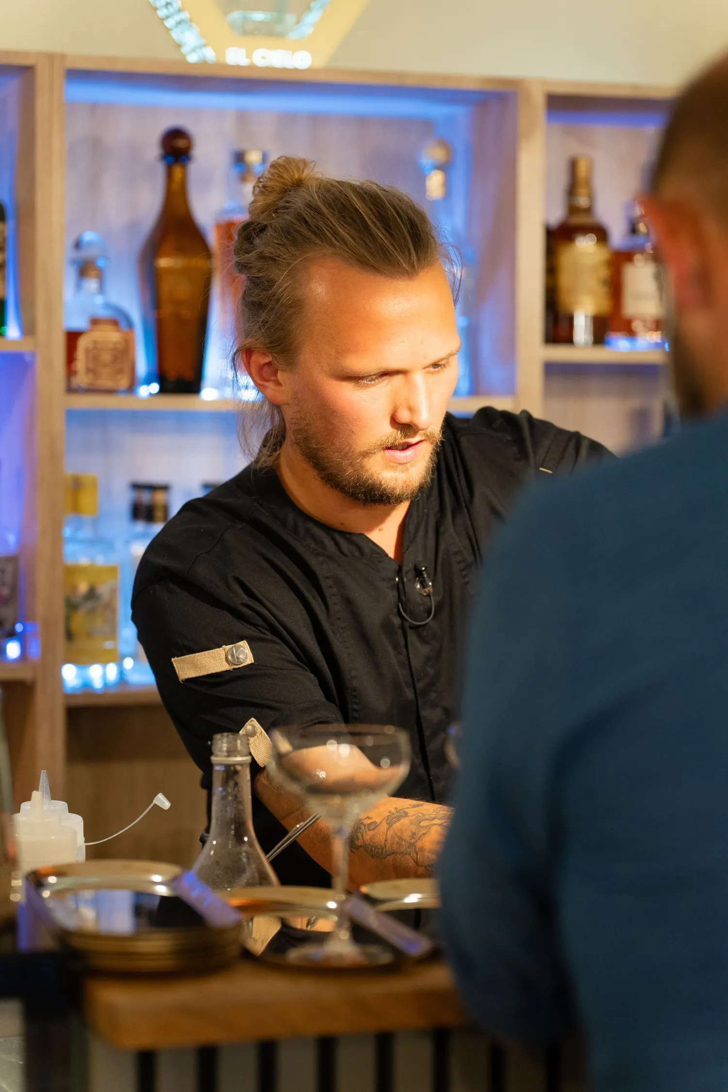 Julian Hischmann serviert Getränke