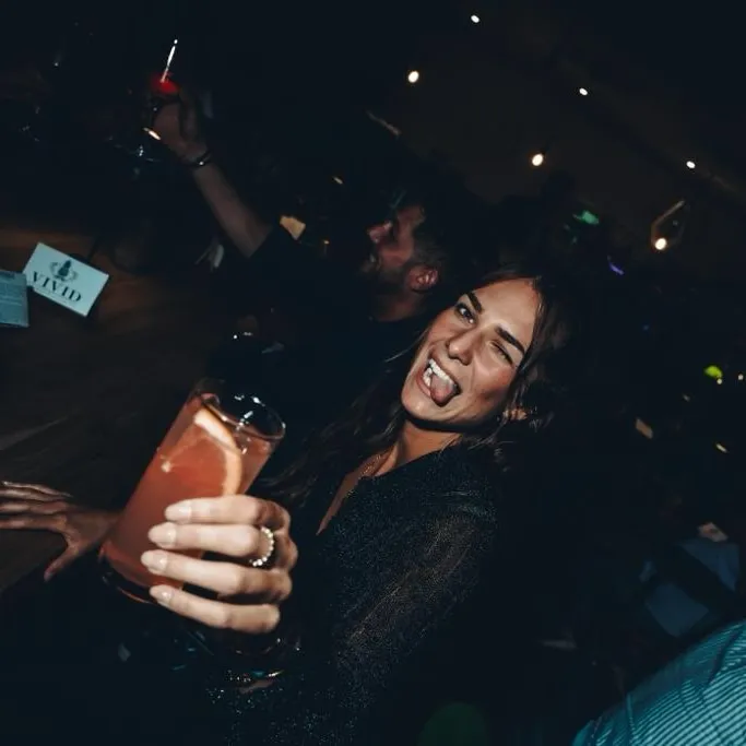 Frauen genießen ihren Drink in einer Vivid Popup Bar